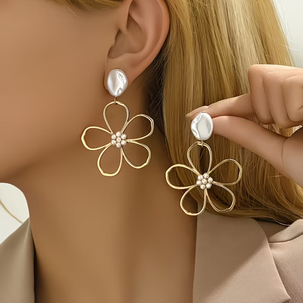 NEW Elegant Gold Flower Drop Earrings. Trendy Flower Earrings 🌸